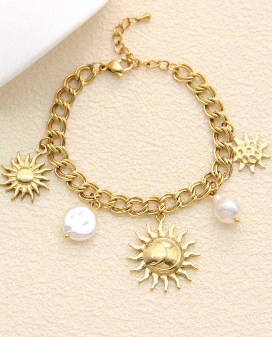 🌙 Bracelet Charms Soleil Doré